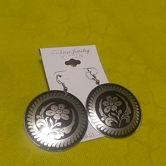 2 pairs floral earrings black & silver bronze silv - Picture 3 of 3